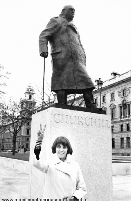 Puis devant la statue de Winston Churchill