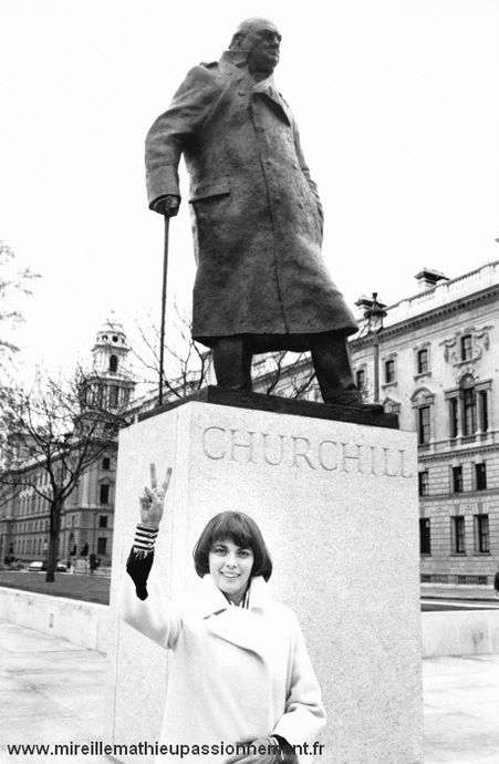 Puis devant la statue de Winston Churchill