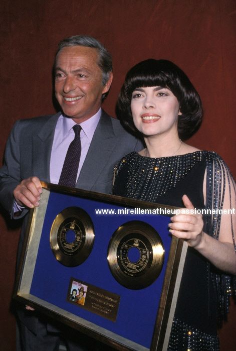 Mireille reçoit son double disque d'or, pour 1 million de single vendu en France remis par Guy Lux le 6 Avril 1983.